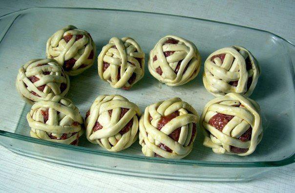 Клубочки из слоеного теста с фото